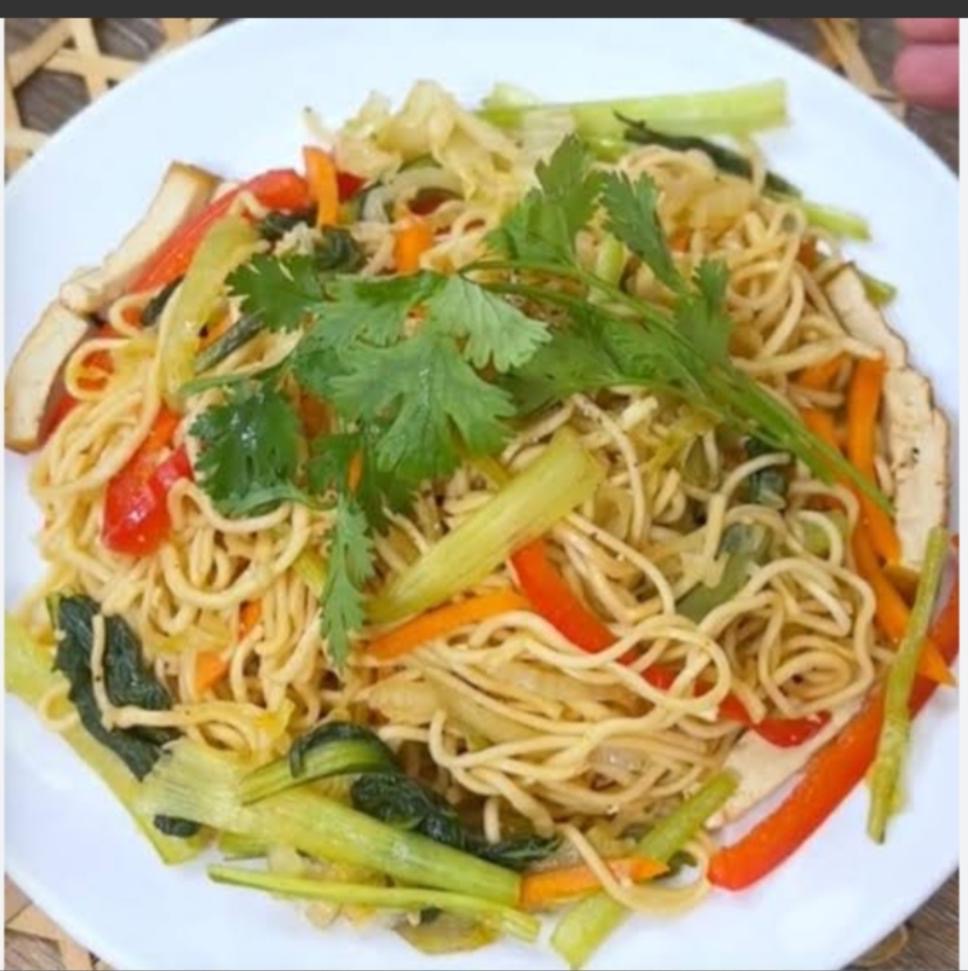 STIR-FRY NOODLE WITH VEGGIE